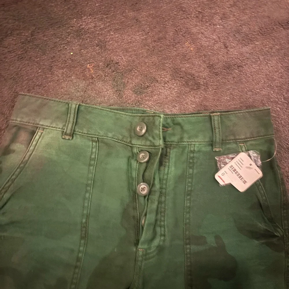 Free People Olive Camo Cargo Cropped Pants size 0 NWT - Picture 2 of 4